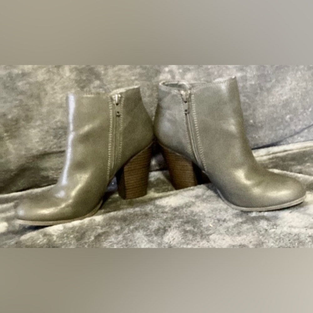 FERGALICIOUS BOOTIES BY FERGIE Sz 6